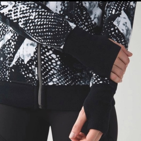 Lululemon scuba hoodie static mist, size 12. - Picture 5 of 6